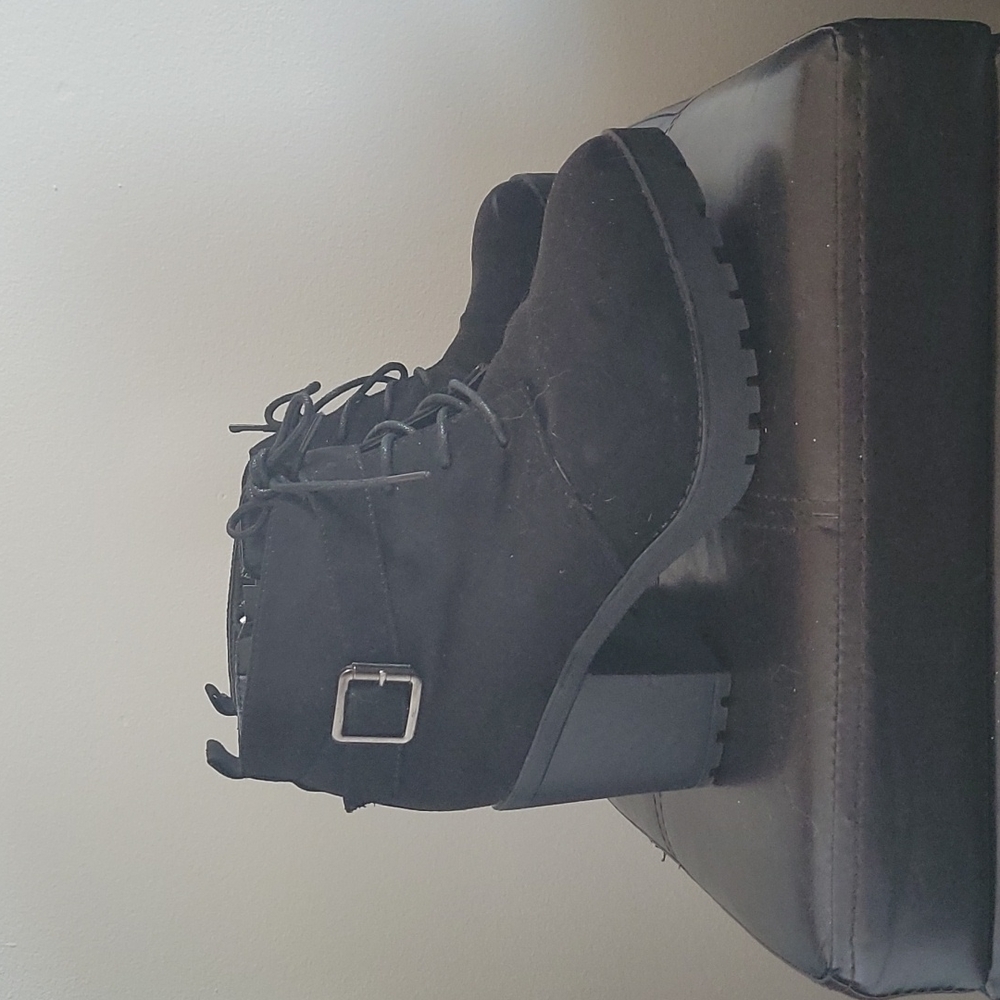 Chunky lace-up book Size 8